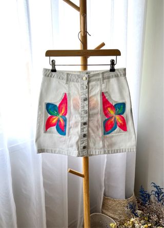 Falda mini intervenida pintada a mano