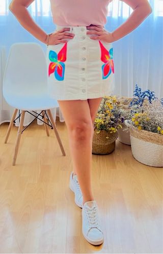 Falda mini intervenida pintada a mano