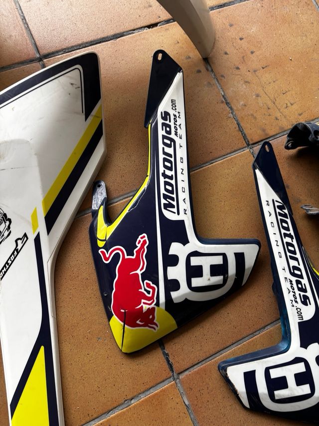 Plásticos Husqvarna FE