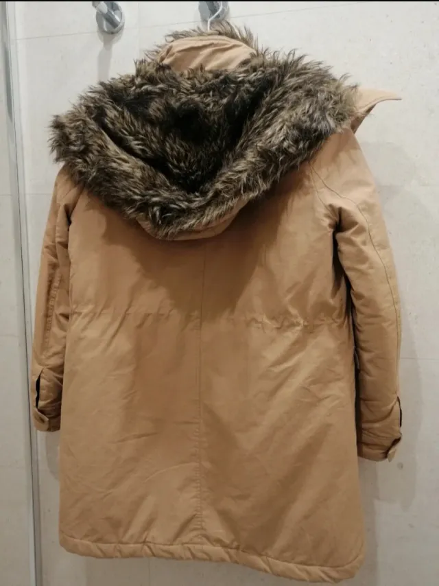 Parka de invierno beige con capucha