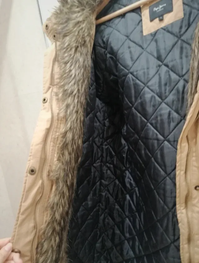 Parka de invierno beige con capucha