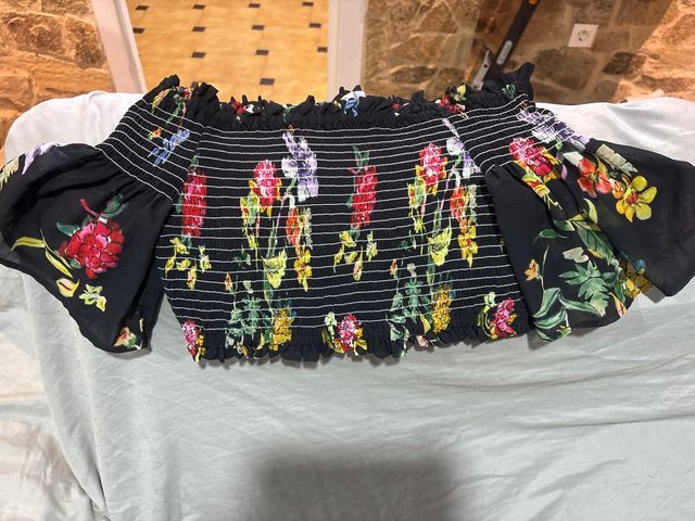 Top floral negro manga acampanada