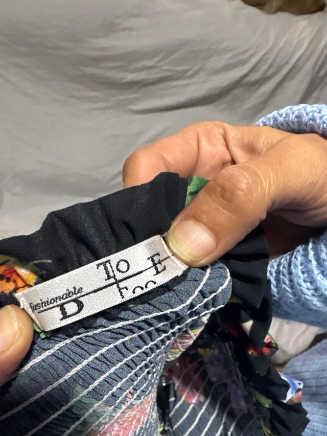 Top floral negro manga acampanada