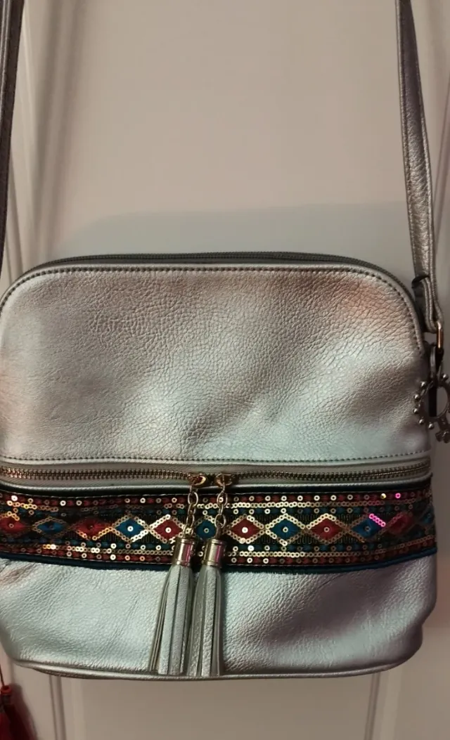 Bolso bandolera plateado con detalles
