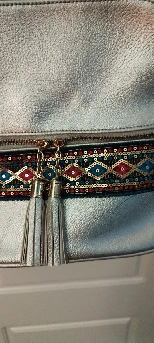 Bolso bandolera plateado con detalles