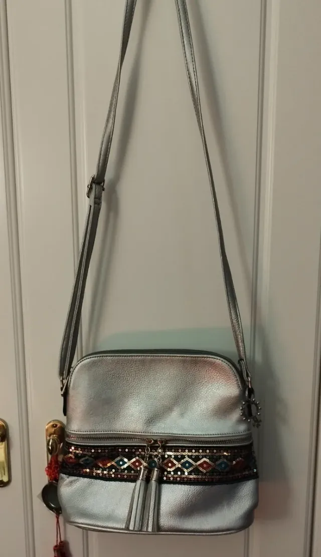 Bolso bandolera plateado con detalles