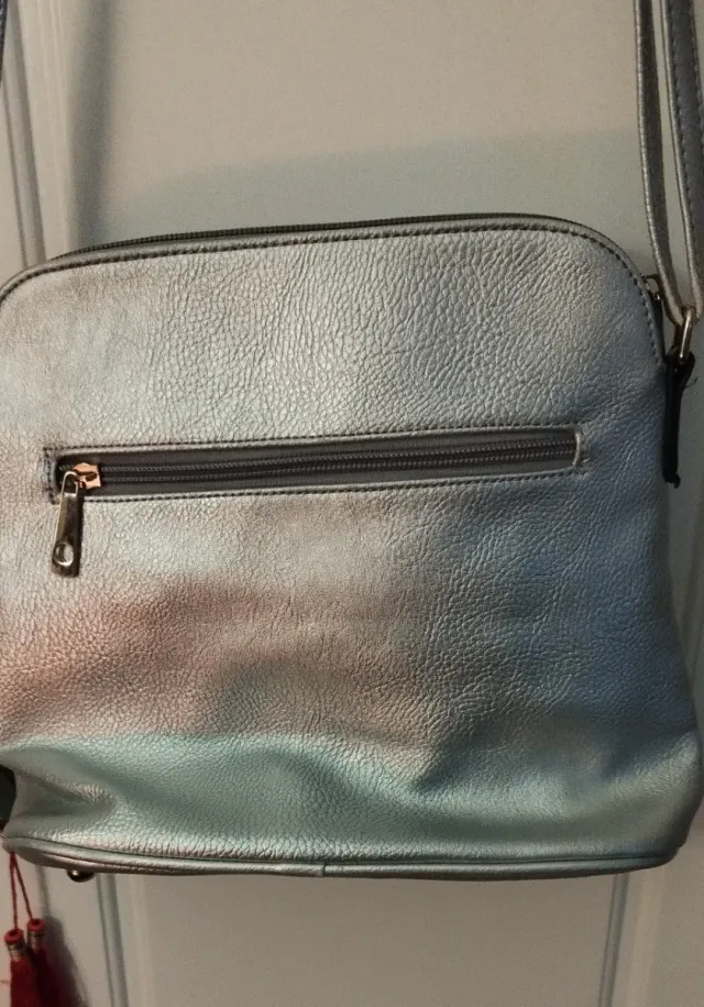 Bolso bandolera plateado con detalles