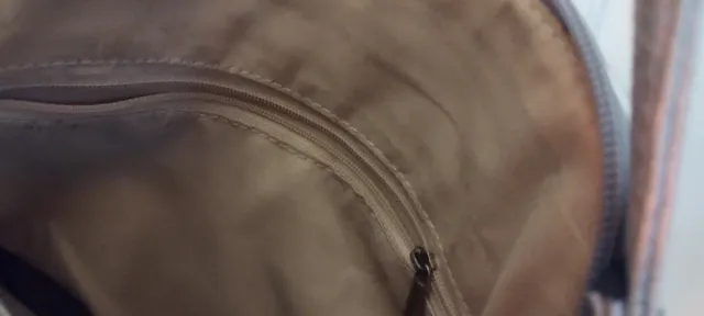 Bolso bandolera plateado con detalles