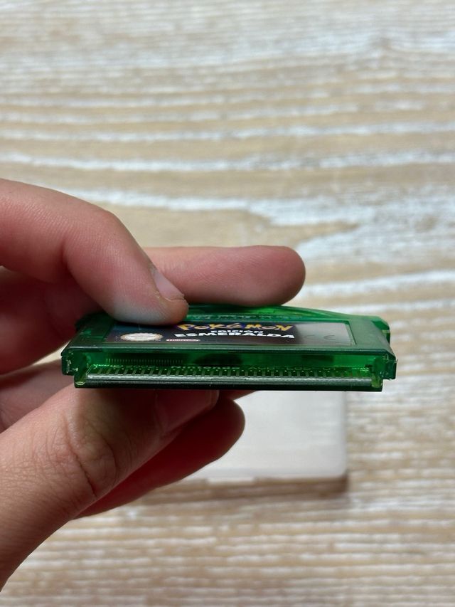 Cartucho Pokémon Esmeralda para Game Boy Advance com capa de presente