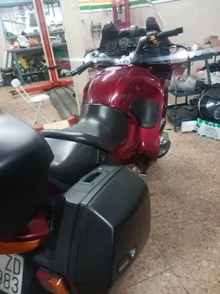 Moto BMW Roja con Maletas 1100RT