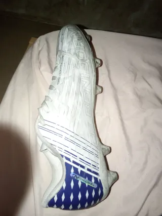 Botas Fútbol Césped Talla 43 compralas para ti.