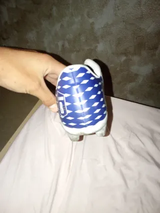 Botas Fútbol Césped Talla 43 compralas para ti.