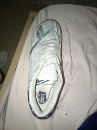 Botas Fútbol Césped Talla 43 compralas para ti.