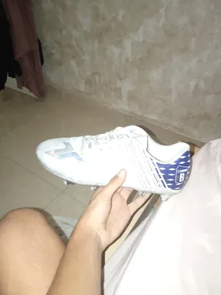 Botas Fútbol Césped Talla 43 compralas para ti.