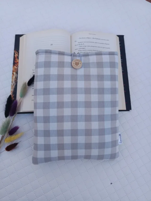 Funda de libro a cuadros beige y gris