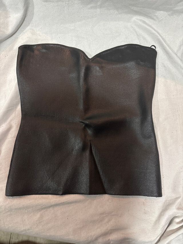 Top negro sin tirantes tipo corset