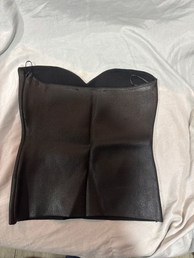 Top negro sin tirantes tipo corset