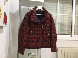 Chaqueta Desigual de plumas estampada.