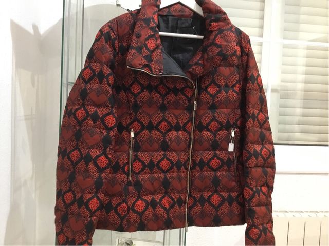 Chaqueta Desigual de plumas estampada.