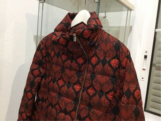 Chaqueta Desigual de plumas estampada.