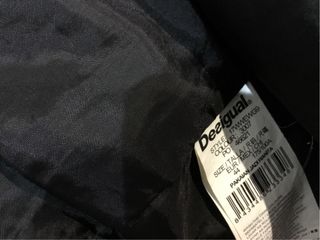 Chaqueta Desigual de plumas estampada.