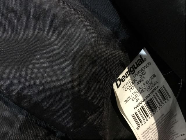 Chaqueta Desigual de plumas estampada.