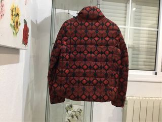 Chaqueta Desigual de plumas estampada.