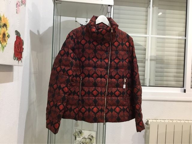 Chaqueta Desigual de plumas estampada.