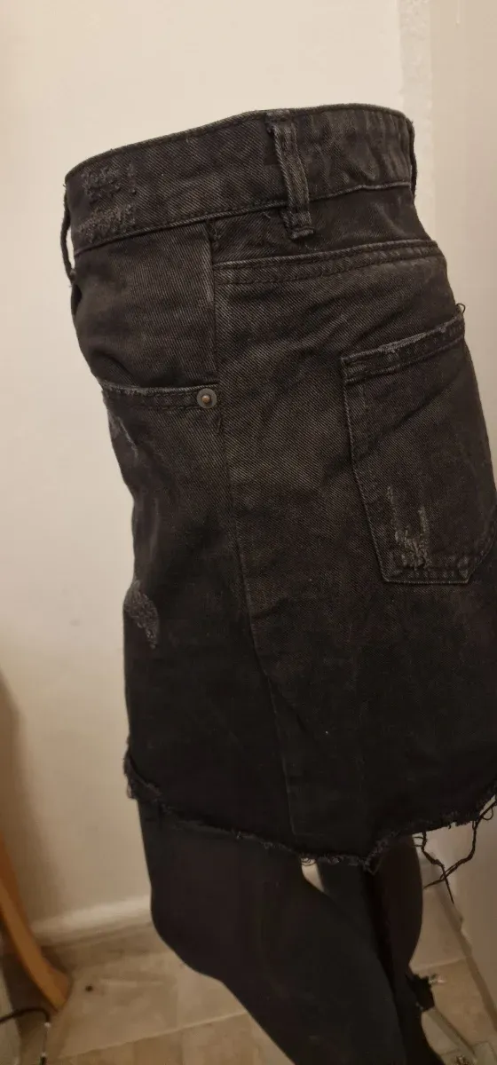 Falda vaquera negra desgastada