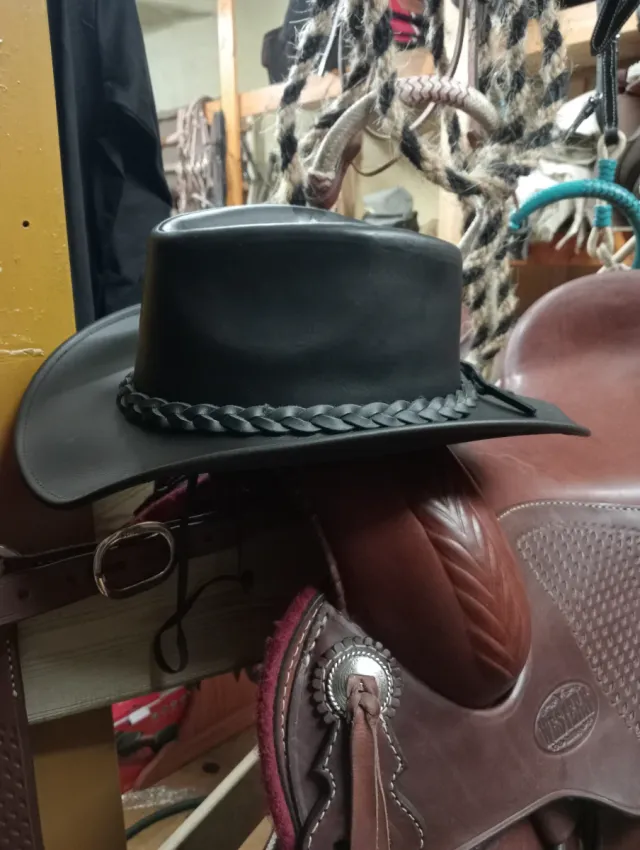 Sombrero de cuero ala ancha