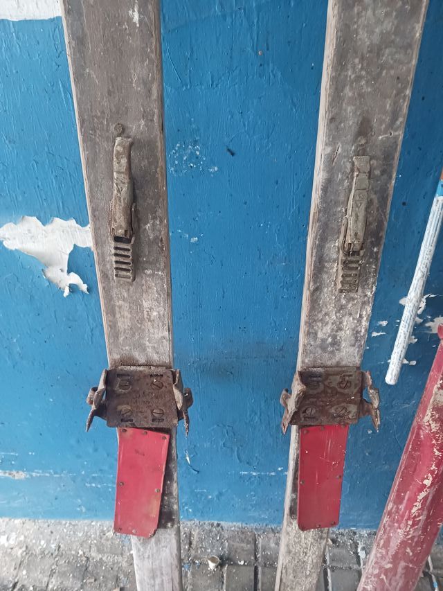 Esquís antiguos de madera