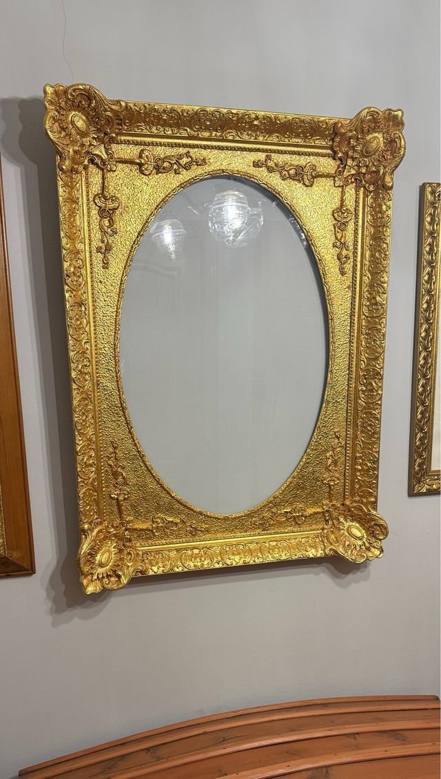 Marco antiguo en pan de oro ovalado