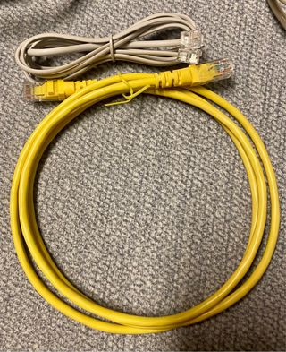 Cable Ethernet y Módem Amarillo/Gris