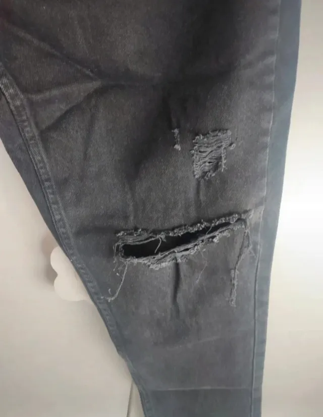 Pantalón Mom negro roto
