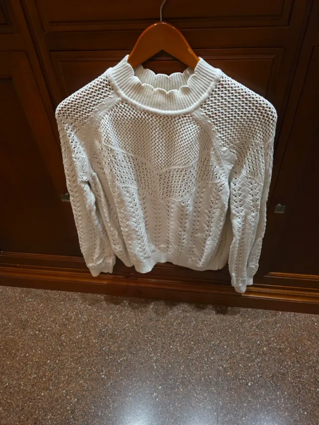 Suéter blanco tejido con cuello alto