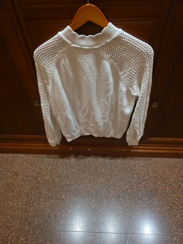 Suéter blanco tejido con cuello alto