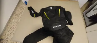 Mono Armure 2 piezas negro y amarillo