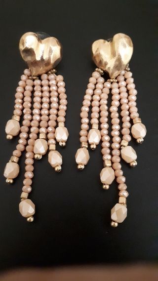 Pendientes corazón dorados con cuentas beige