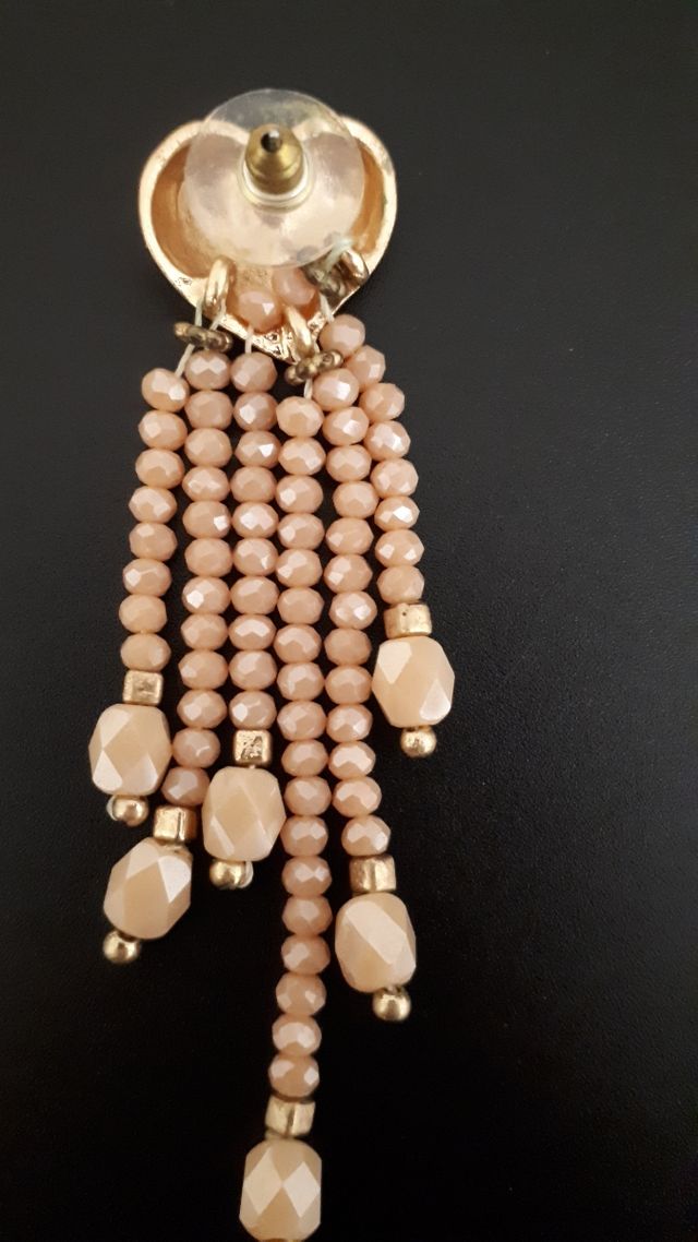 Pendientes corazón dorados con cuentas beige