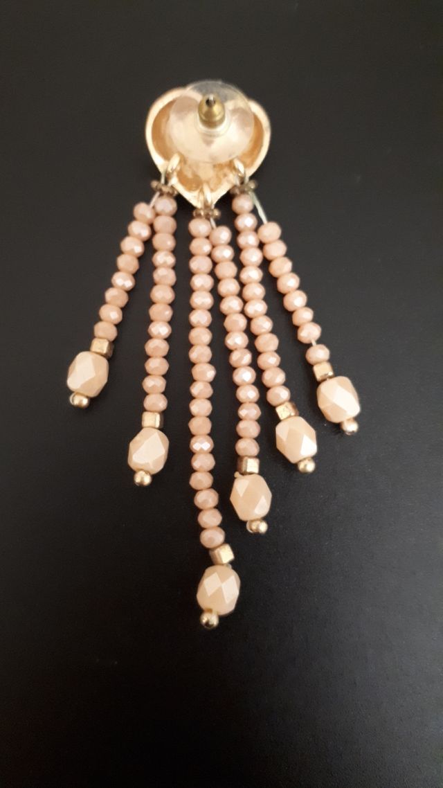 Pendientes corazón dorados con cuentas beige