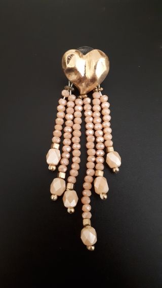 Pendientes corazón dorados con cuentas beige