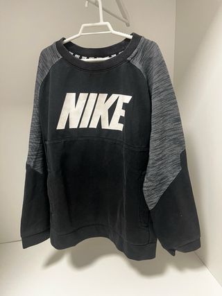 Sudadera Nike Negra y Gris. 10 años.