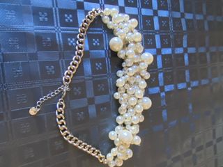 Collar y pulseras de perlas plateadas