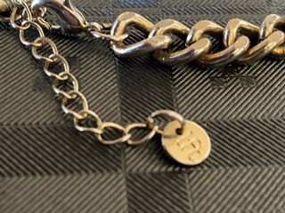 Collar y pulseras de perlas plateadas