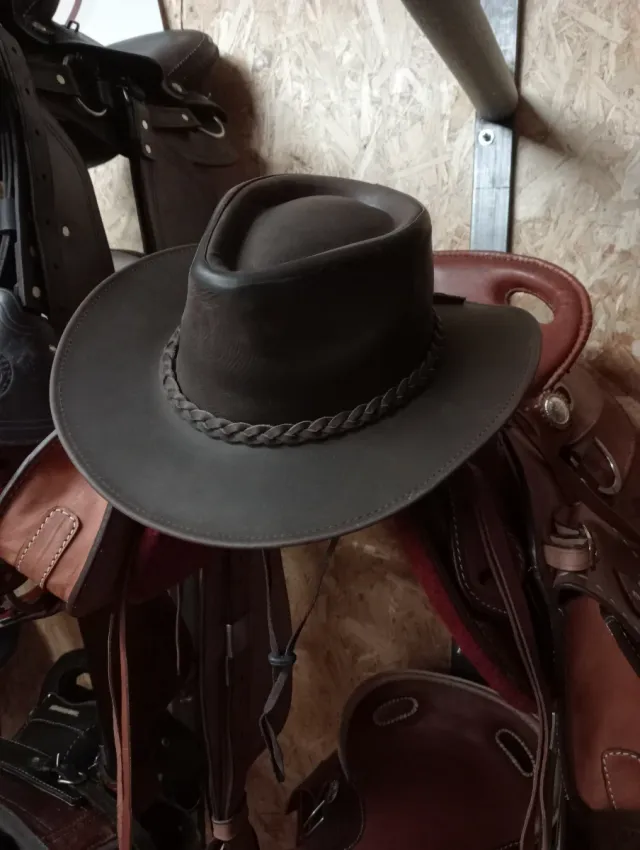 Sombrero de cuero marrón ala ancha