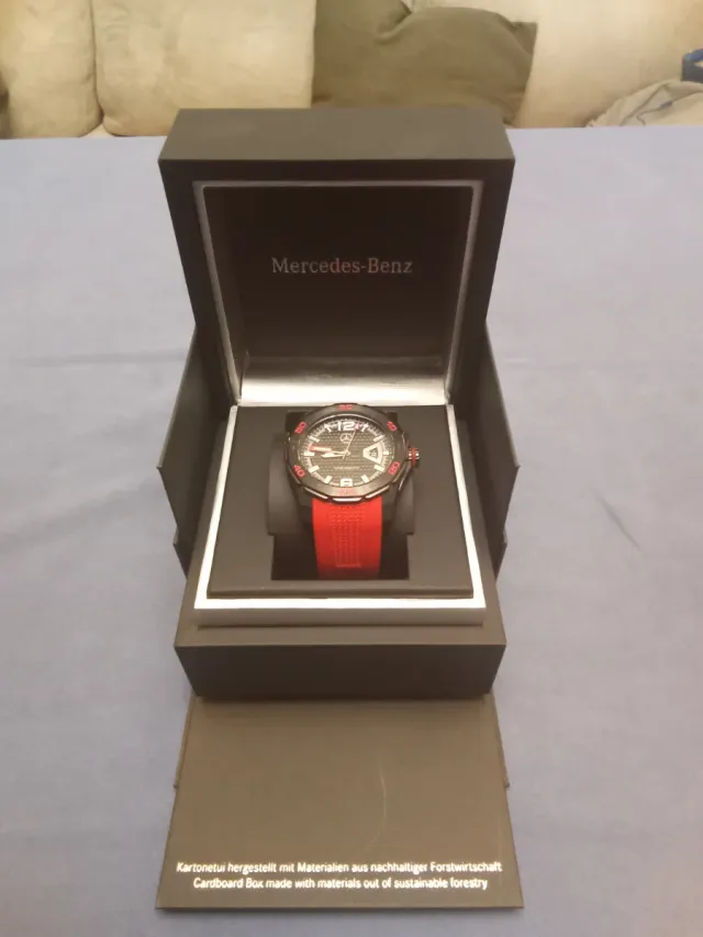 Reloj Mercedes-Benz Negro y Rojo