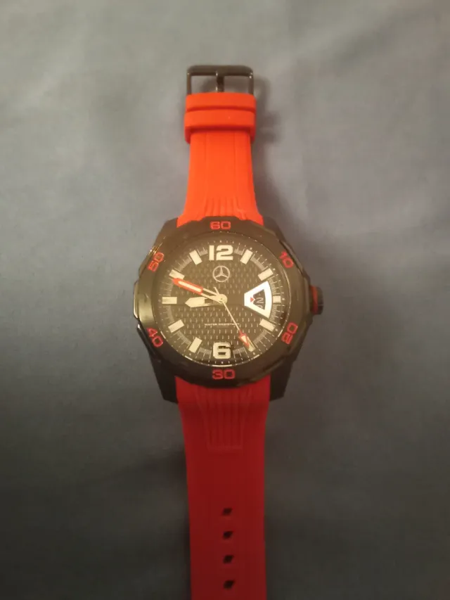 Reloj Mercedes-Benz Negro y Rojo