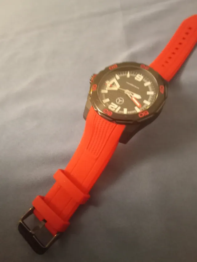 Reloj Mercedes-Benz Negro y Rojo