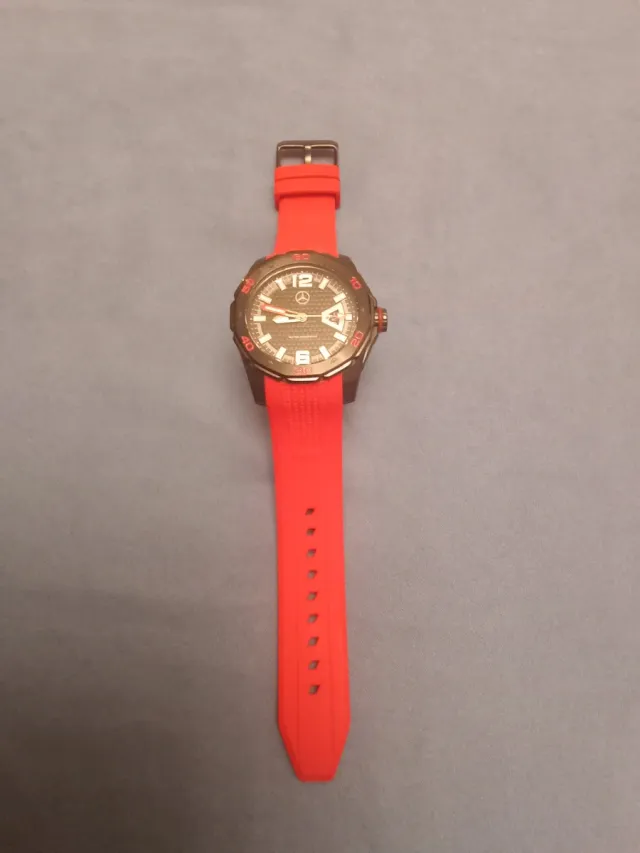Reloj Mercedes-Benz Negro y Rojo