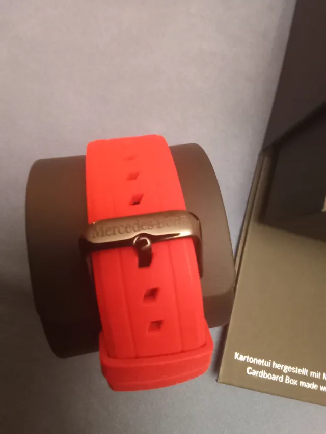 Reloj Mercedes-Benz Negro y Rojo